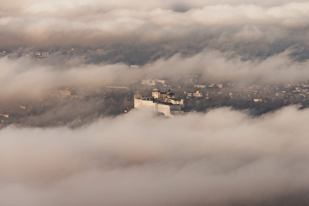 Nebelstimmung über der Stadt Salzburg und der Festung Hohensalzburg, Gaisberg, Salzburger Land, Österreich.