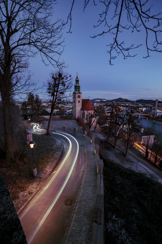 Sonnenaufgang über den Dächern von Salzburg am Mönchsberg, Salzburg, Österreich.