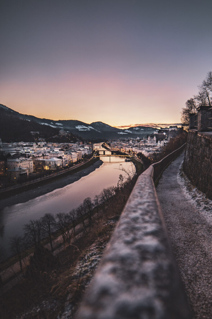 Sonnenaufgang über den Dächern von Salzburg am Mönchsberg, Salzburg, Österreich.