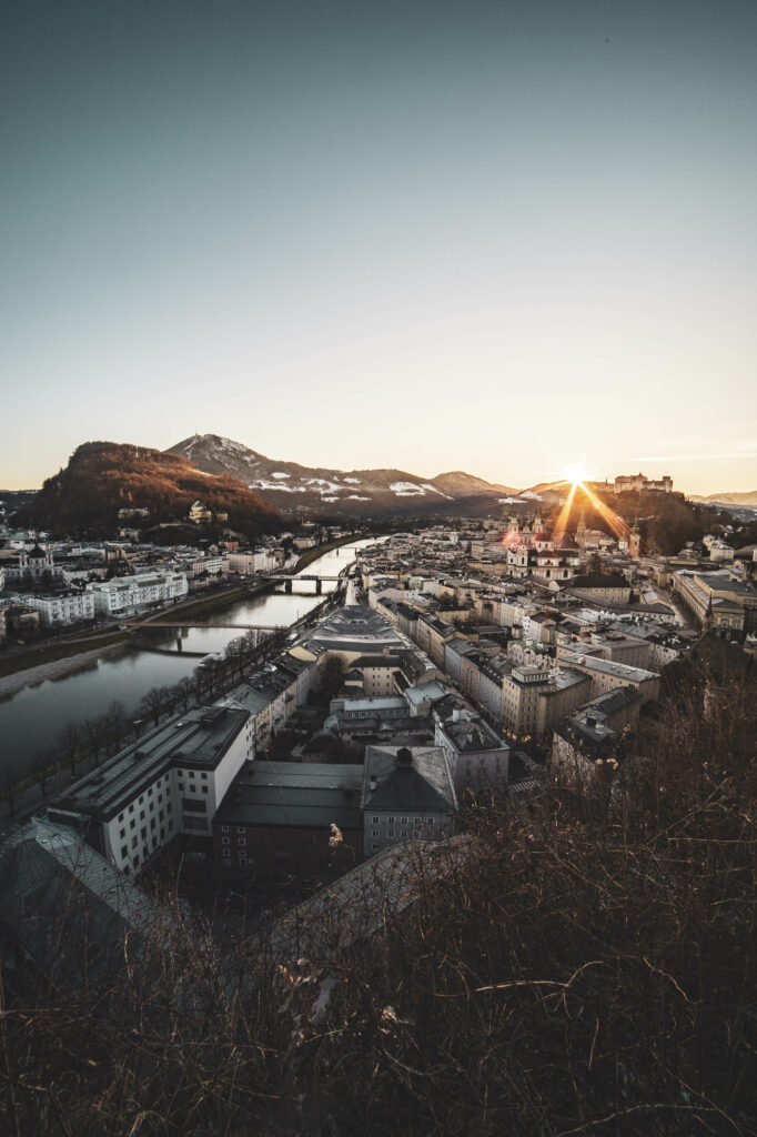 Sonnenaufgang über den Dächern von Salzburg am Mönchsberg, Salzburg, Österreich.