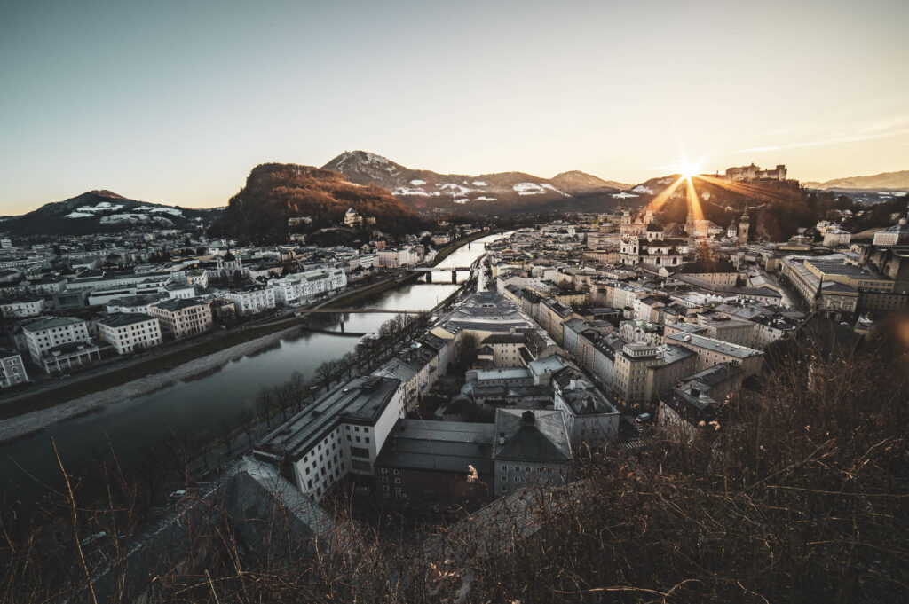 Sonnenaufgang über den Dächern von Salzburg am Mönchsberg, Salzburg, Österreich.