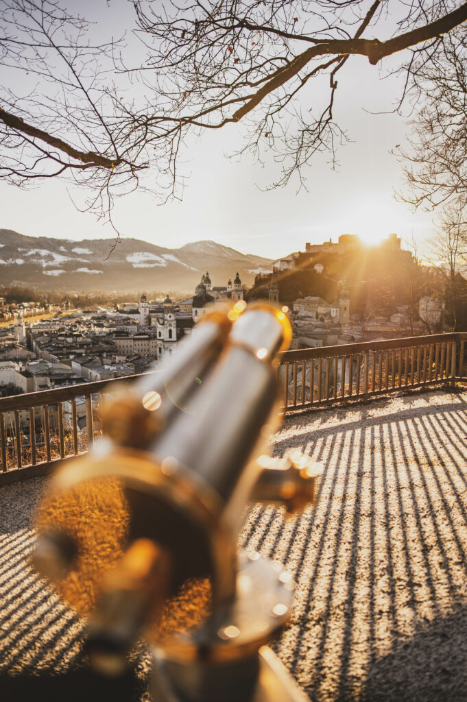 Sonnenaufgang über den Dächern von Salzburg am Mönchsberg, Salzburg, Österreich.