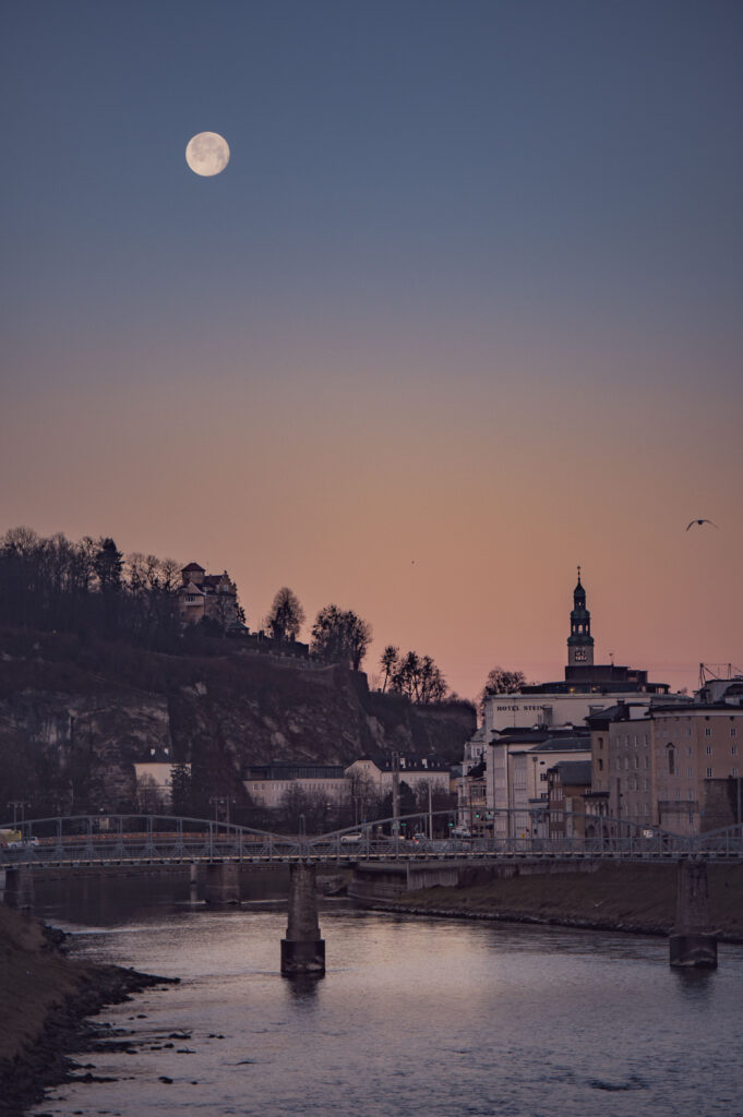 Mond über der Stadt Salzburg, Ölsterreich.