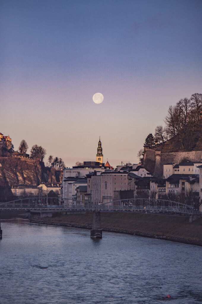 Mond über der Stadt Salzburg, Ölsterreich.