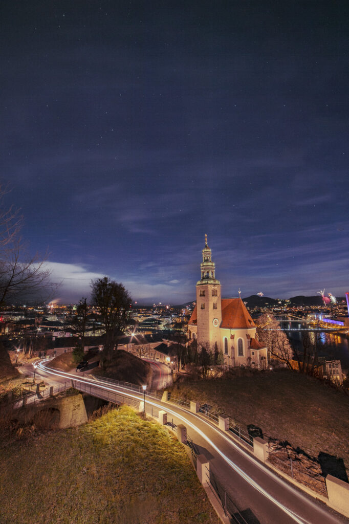 Silvester, Neujahrsnacht, am Mönchsberg 2020/2021, Salzburg Stadt mit Blick auf Müllner Pfarrkirche.