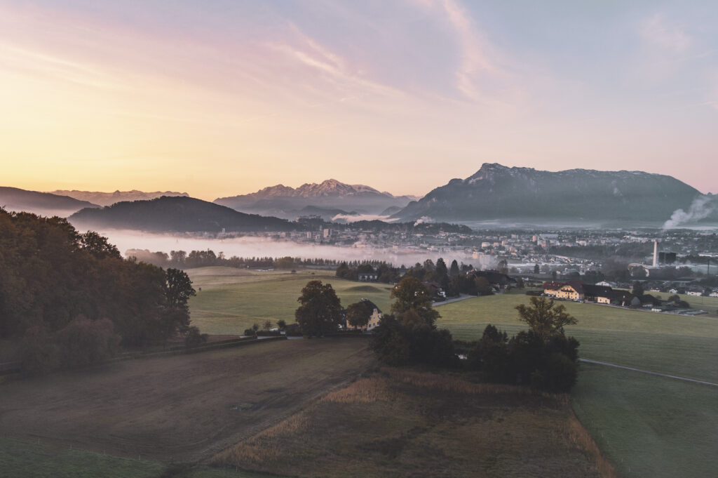 Ausblick auf die Stadt Salzburg von Maria Plain mit Morgennebel, Salzburg, Österreich.