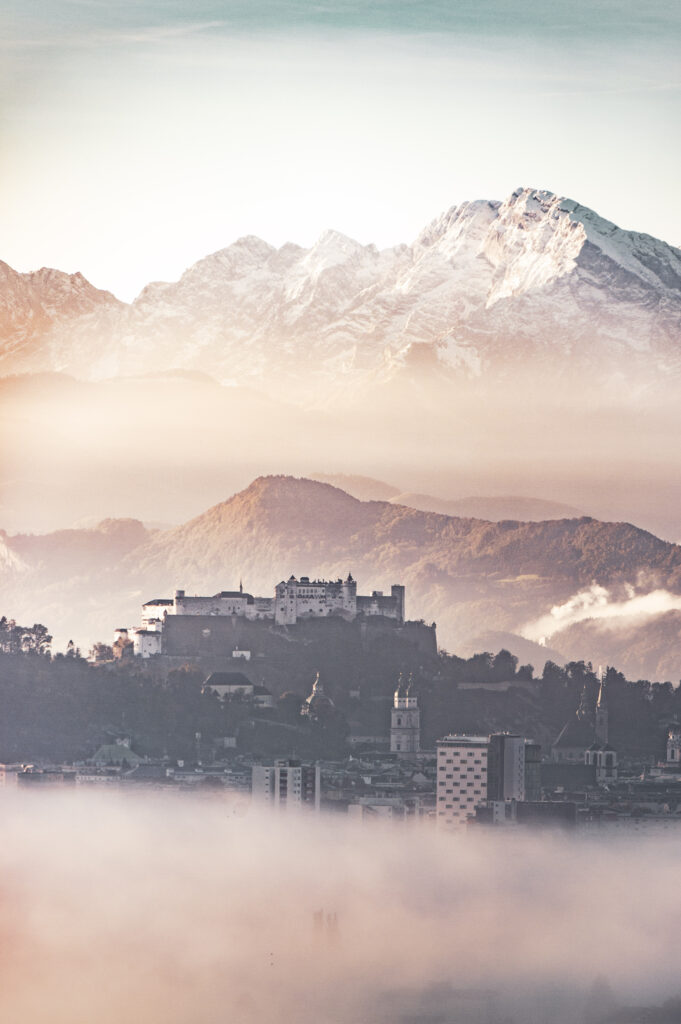 Ausblick auf die Stadt Salzburg von Maria Plain mit Morgennebel, Salzburg, Österreich.