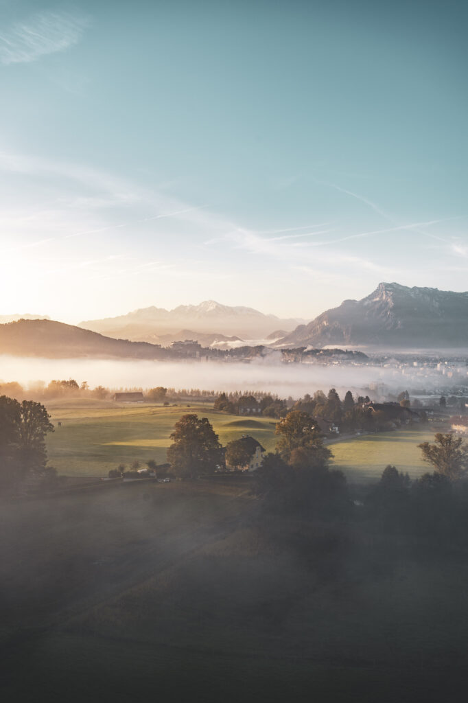 Ausblick auf die Stadt Salzburg von Maria Plain mit Morgennebel, Salzburg, Österreich.