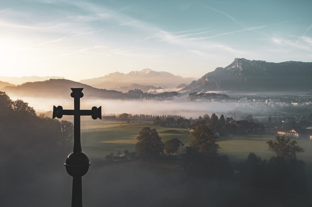 Ausblick auf die Stadt Salzburg von Maria Plain mit Morgennebel, Salzburg, Österreich.