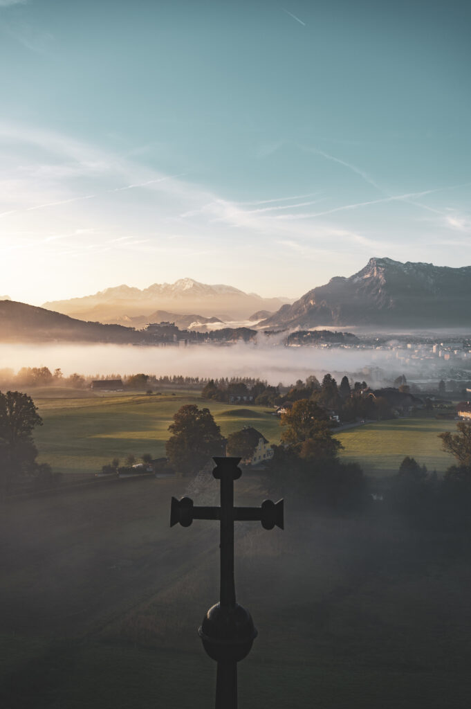 Ausblick auf die Stadt Salzburg von Maria Plain mit Morgennebel, Salzburg, Österreich.