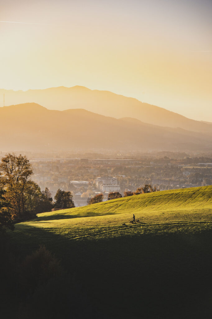 Sonnenuntergang und Aussicht über die Stadt Salzburg im Herbst vom Heuberg, Österreich.