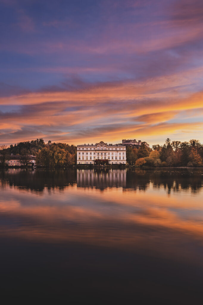 Das Schloss Leopoldskron am wunderschönen Leopoldskroner Weiher besticht mit seinem Panoramablick auf die umliegende Bergwelt.