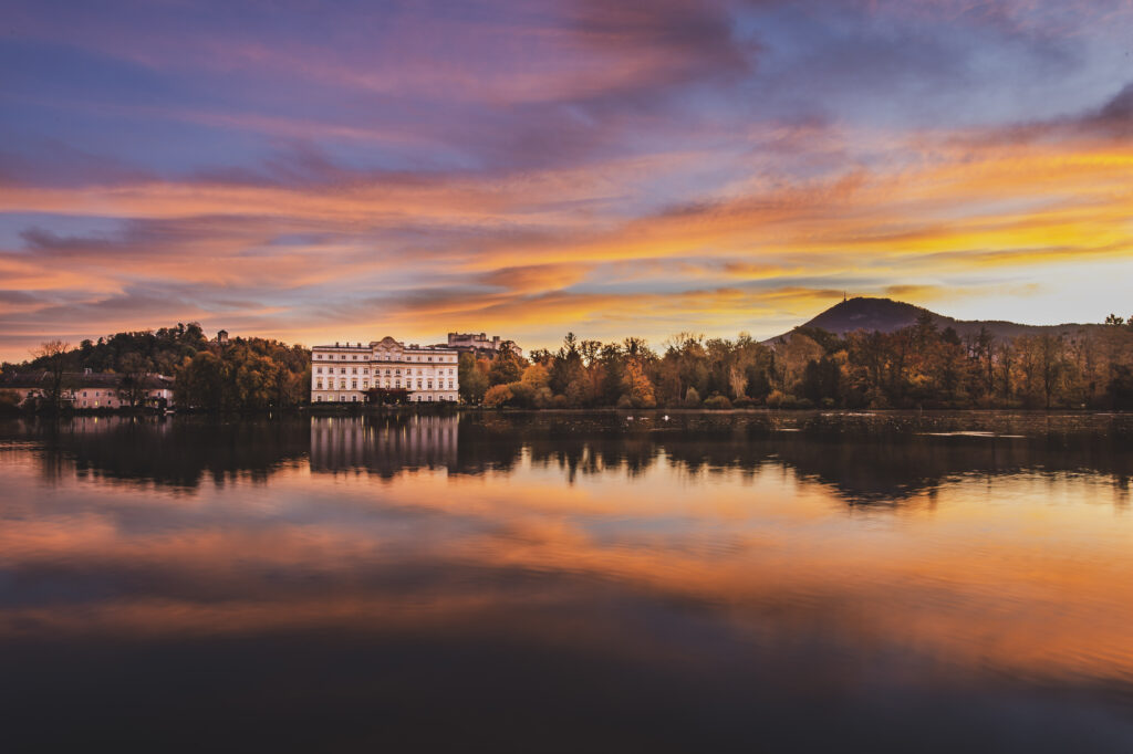 Das Schloss Leopoldskron am wunderschönen Leopoldskroner Weiher besticht mit seinem Panoramablick auf die umliegende Bergwelt.