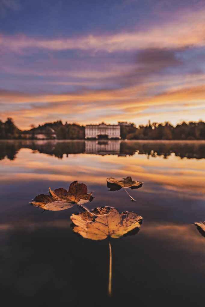 Das Schloss Leopoldskron am wunderschönen Leopoldskroner Weiher besticht mit seinem Panoramablick auf die umliegende Bergwelt.