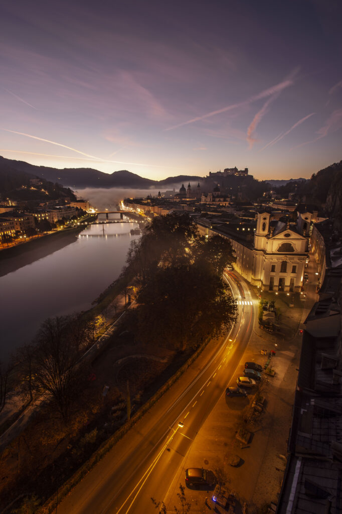 Blick auf die Stadt Salzburg in der Morgendämmerung, Österreich.