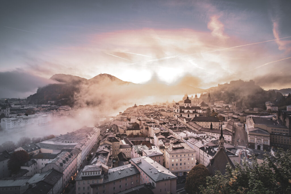 Blick auf die Stadt Salzburg in der Morgendämmerung, Österreich.