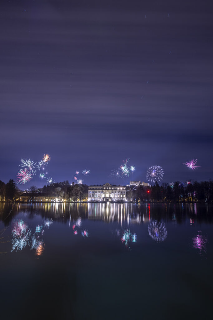 Feuerwerk am Leopoldskroner Weiher mit Blick auf Schloss Leopoldskron in der Silvesternacht 2021 – 2022.