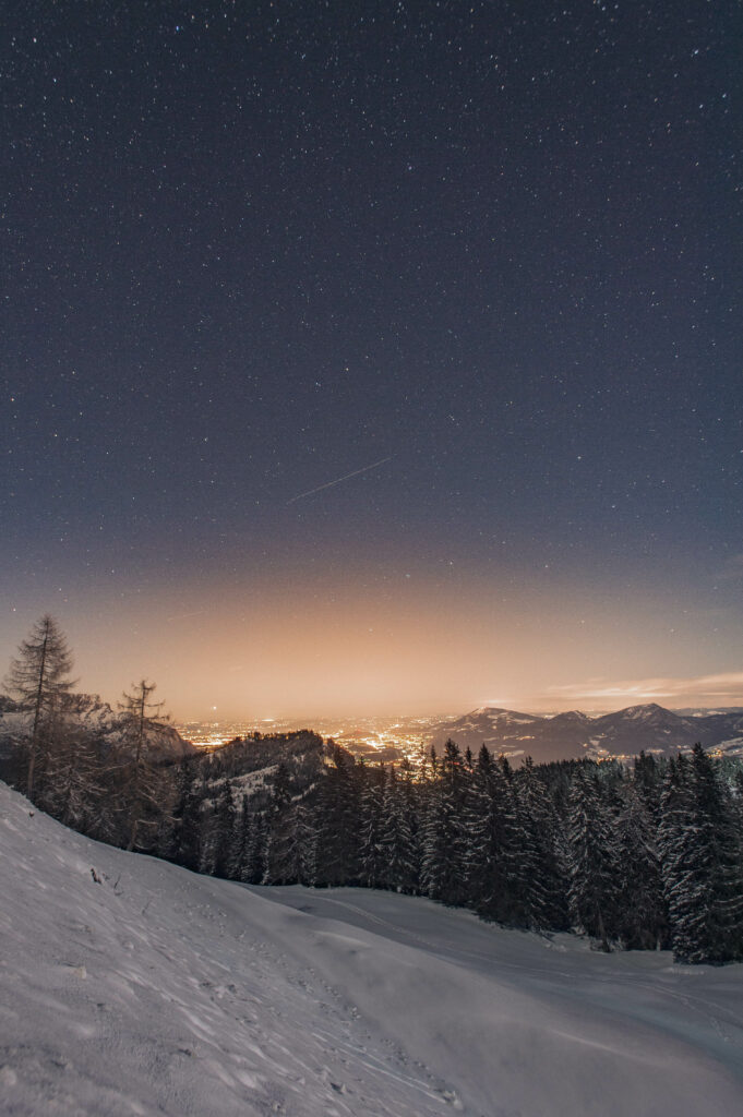 Blick auf Stadt Salzburg in einer Winternacht, Rossfeld Panoramastrasse