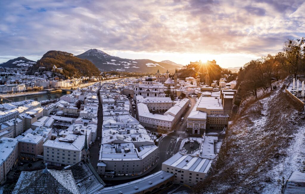 Sonnenaufgang über der Festung Hohensalzburg auf dem Mönchsberg, in der Stadt Salzburg; Winter 2022