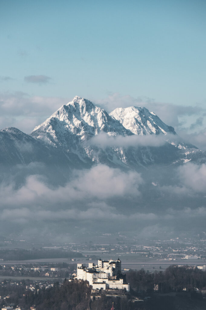 Ausblicke über die Stadt Salzburg; Festung Hohensalzburg, Bayrische Alpen, Hochstaufen