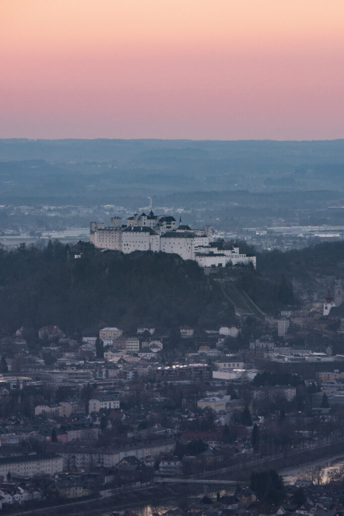 Ausblicke über die Stadt Salzburg; Festung Hohensalzburg, Bayrische Alpen, Hochstaufen