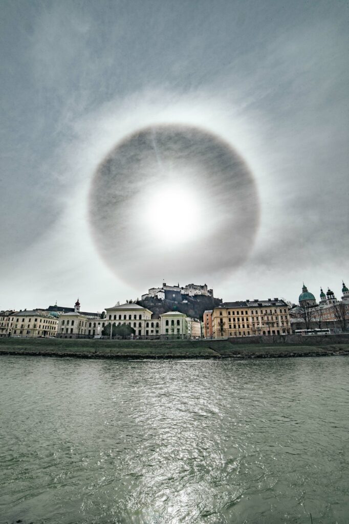 Halo, Halo-Ring, über der Stadt Salzburg und der Festung Hohensalzburg.