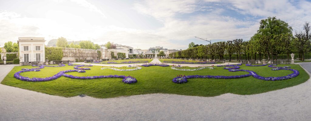 Der Mirabellgarten beim Schloss Mirabell in der Stadt Salzburg im Frühling, Salzburger Land, Österreich.