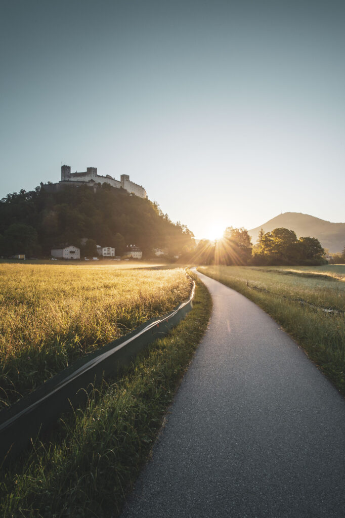 Sonnenaufgang neben dem Mönchsberg und der Festung Hohensalzburg in der Mozartstadt Salzburg, im Salzburger Land, Österreich.