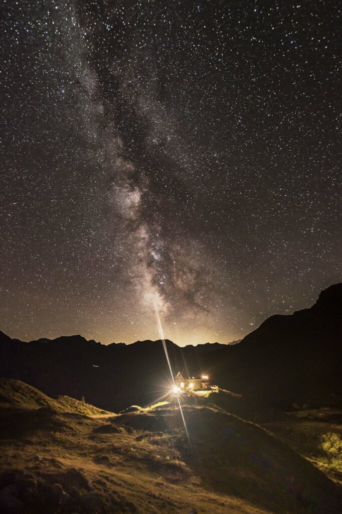 Die Milchstrasse über der Franz-Fischer-Hütte im Salzburger Lungau, Hohe Tauern, Salzburg, Österreich.