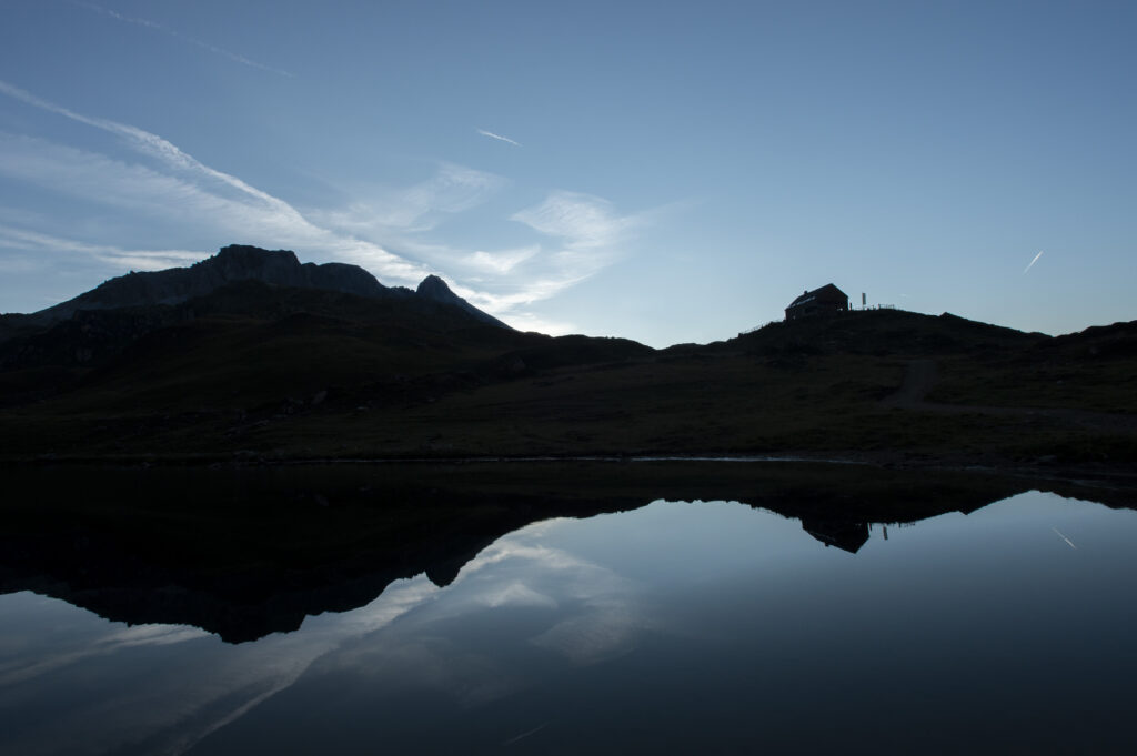 Spiegelung der Franz-Fischer-Hütte im Zaunersee. Unterwegs im Salzburger Lungau, Hohe Tauern, Salzburg, Österreich.