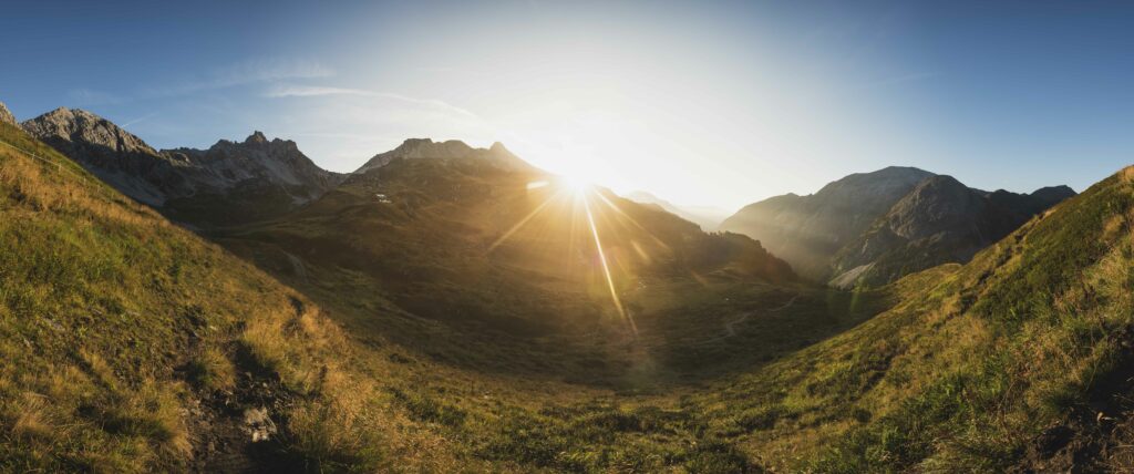 Sonnenaufgang über der Franz-Fischer-Hütte im Salzburger Lungau, Riedingtal, Hohe Tauern, Salzburg, Österreich.