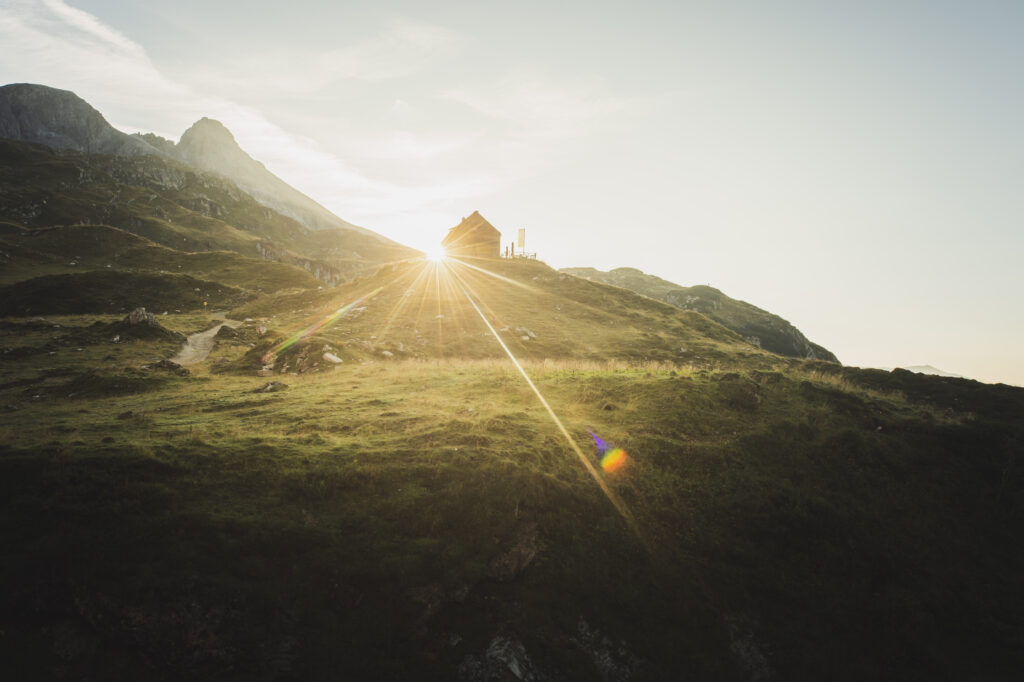 Sonnenaufgang über der Franz-Fischer-Hütte im Salzburger Lungau, Riedingtal, Hohe Tauern, Salzburg, Österreich.