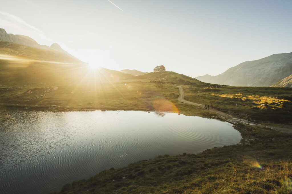 Sonnenaufgang bei der Franz-Fischer-Hütte am Zaunersee in den Bergen des Riedingtal, Hohe Tauern, Salzburger Lungau, Salzburg, Österreich.