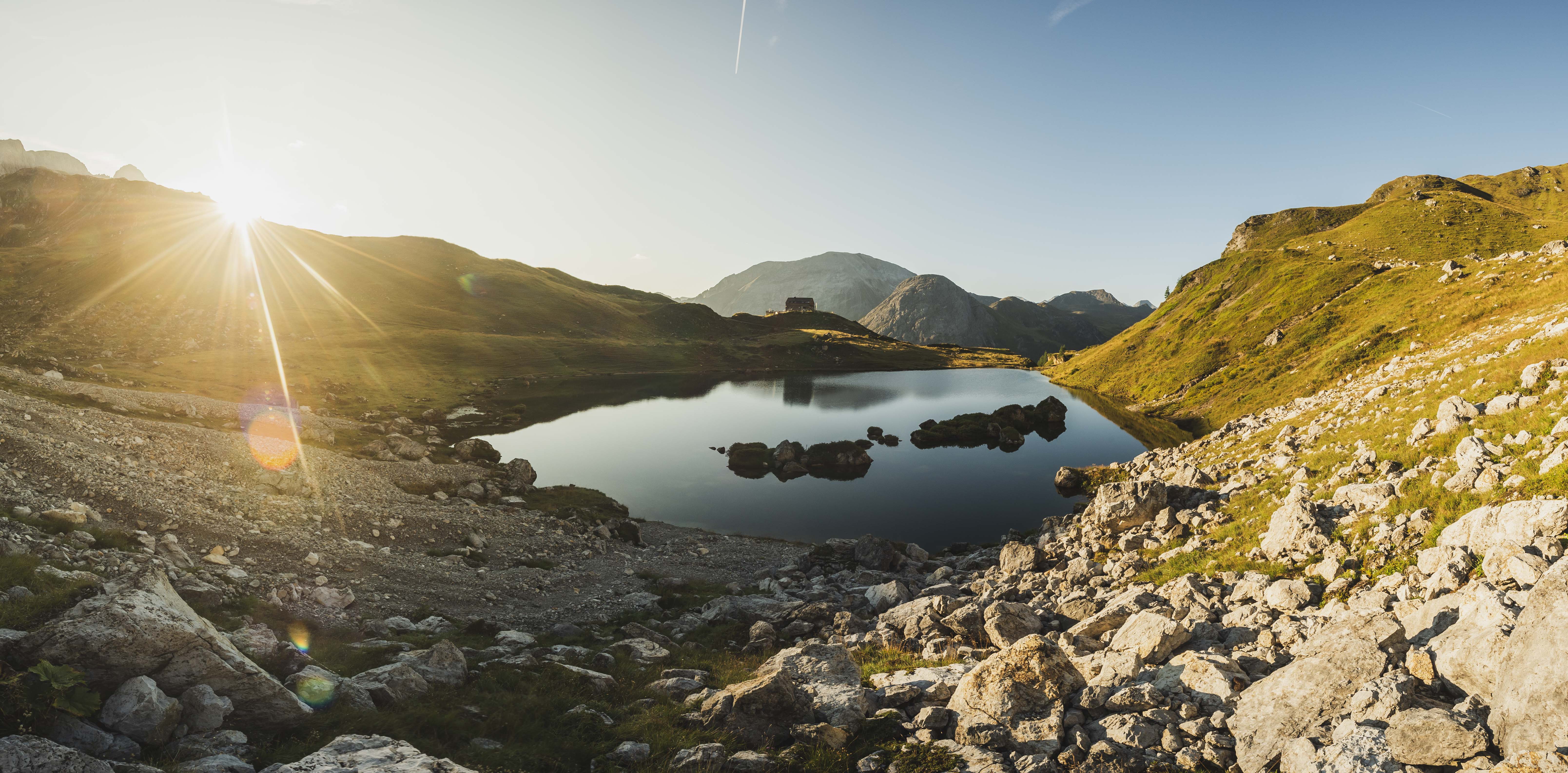 Sonnenaufgang bei der Franz-Fischer-Hütte am Zaunersee in den Bergen des Riedingtal, Hohe Tauern, Salzburger Lungau, Salzburg, Österreich.