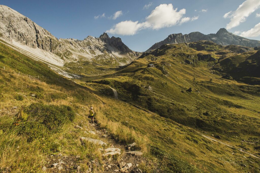 Blick auf die Franz-Fischer-Hütte im Salzburger Lungau. Wanderung entlang des Höhenweges zwischen der Franz-Fischer-Hütte und der Tappenkarseehütte in den Hohen Tauern, Salzburg, Österreich.