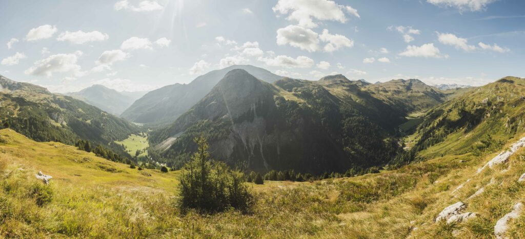 Blick in das Riedingtal vom darüber gelegenen Höhenweg zwischen der Franz-Fischer-Hütte und der Tappenkarseehütte in den Hohen Tauern im Salzburger Lungau, Salzburg, Österreich.