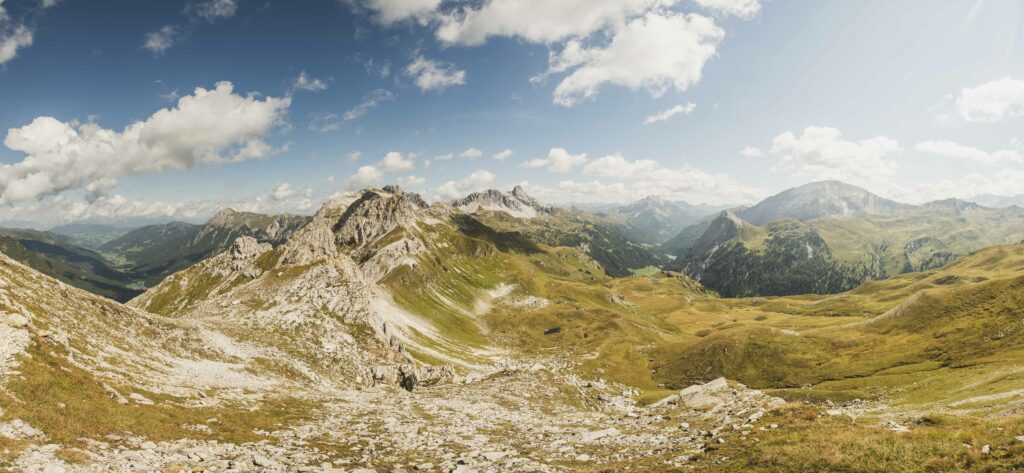 Ausblick vom Weißgrubenkopf auf die Gebirgslandschaft der Hohen Tauern zwischen dem Tappenkarsee und der Franz-Fischer-Hütte im Salzburger Lungau, Salzburg, Österreich