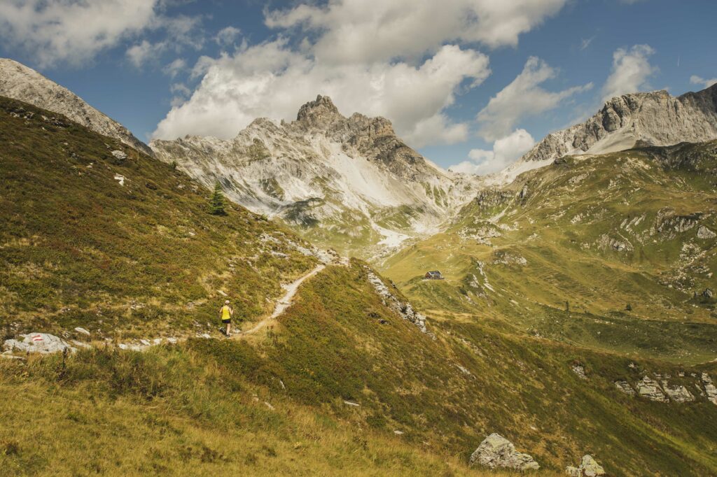 Blick auf die Franz-Fischer-Hütte im Salzburger Lungau. Wanderung entlang des Höhenweges zwischen der Franz-Fischer-Hütte und der Tappenkarseehütte in den Hohen Tauern, Salzburg, Österreich.