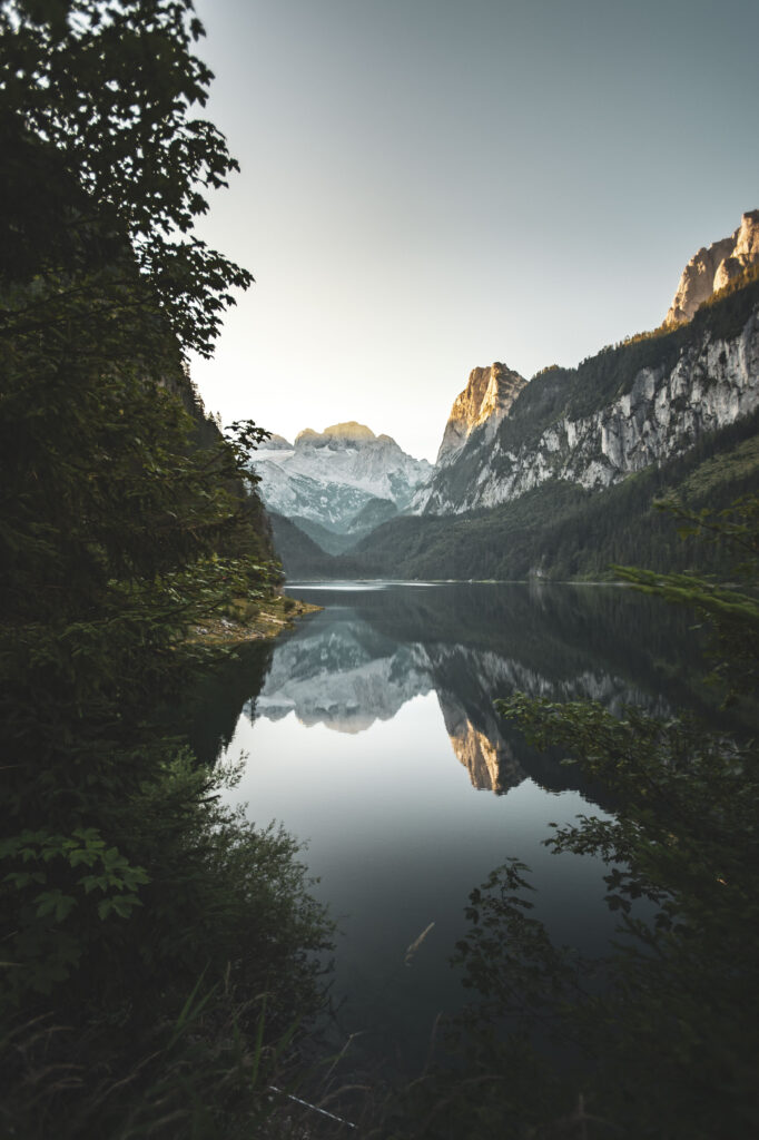 Unterwegs in der Dachsteinregion Salzkammergut. Von den Gosauseen zur Adamekhütte am Fuße des Dachsteinsteingletscher, Oberösterreich, Österreich.