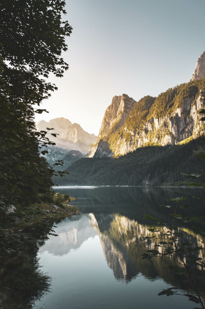 Unterwegs in der Dachsteinregion Salzkammergut. Von den Gosauseen zur Adamekhütte am Fuße des Dachsteinsteingletscher, Oberösterreich, Österreich.