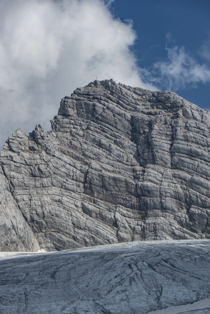 Unterwegs in der Dachsteinregion Salzkammergut. Von den Gosauseen zur Adamekhütte am Fuße des Dachsteinsteingletscher, Oberösterreich, Österreich.
