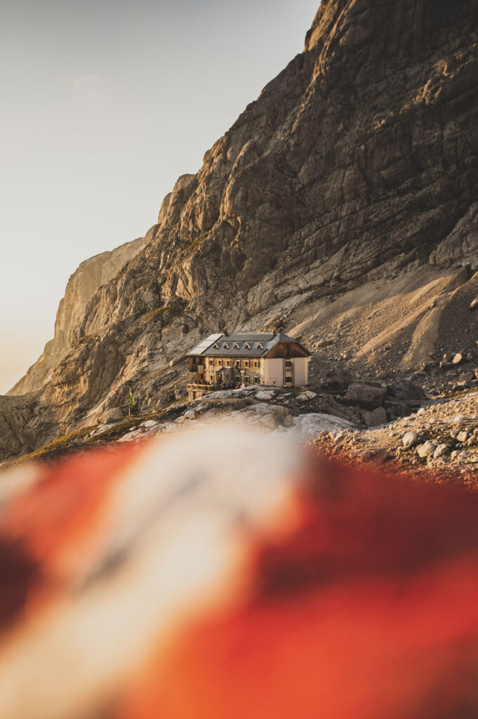 Unterwegs in der Dachsteinregion Salzkammergut. Von den Gosauseen zur Adamekhütte am Fuße des Dachsteinsteingletscher, Oberösterreich, Österreich.