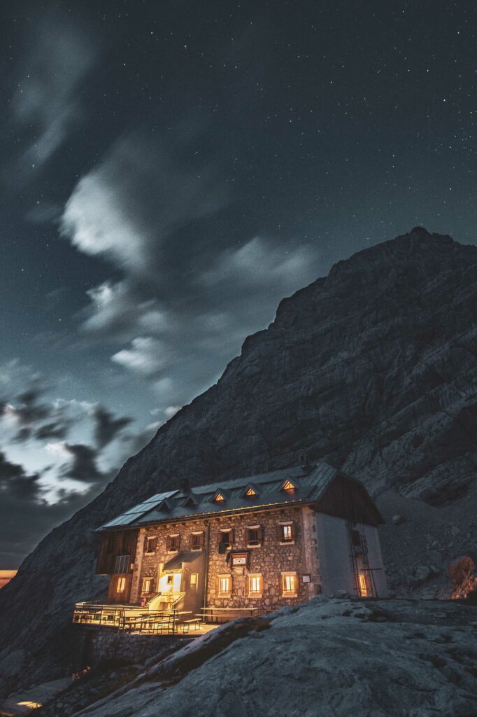 Unterwegs in der Dachsteinregion Salzkammergut. Von den Gosauseen zur Adamekhütte am Fuße des Dachsteinsteingletscher, Oberösterreich, Österreich.