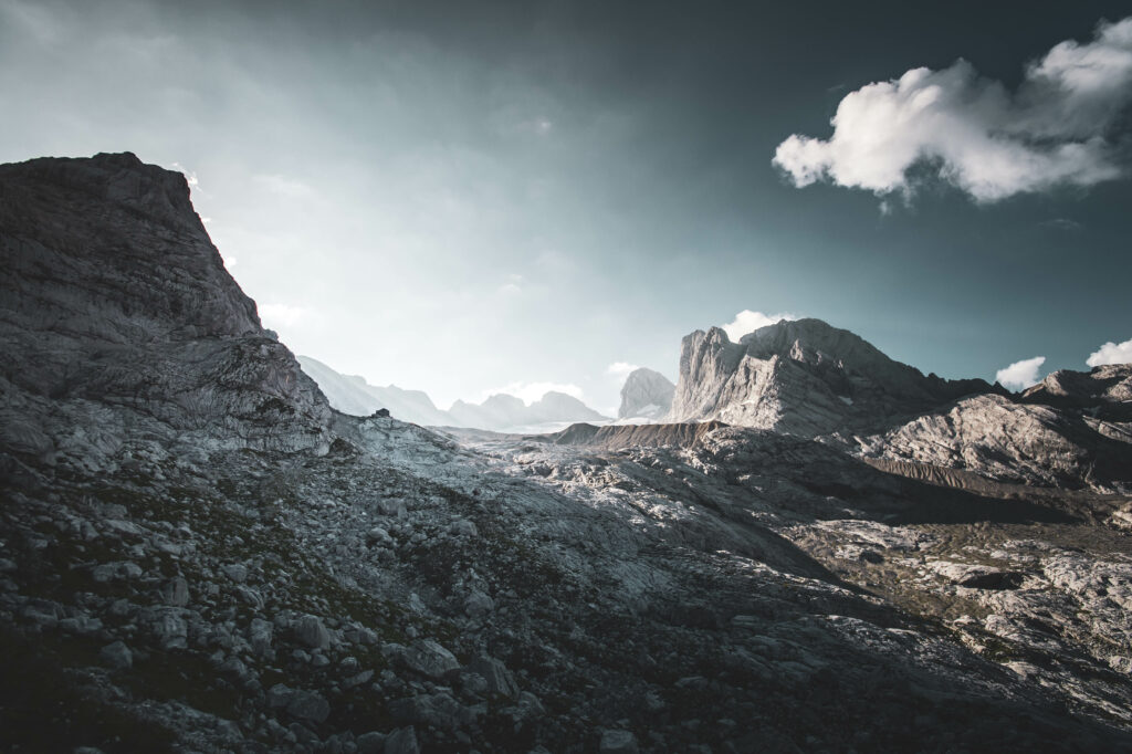 Unterwegs in der Dachsteinregion Salzkammergut. Von den Gosauseen zur Adamekhütte am Fuße des Dachsteinsteingletscher, Oberösterreich, Österreich.