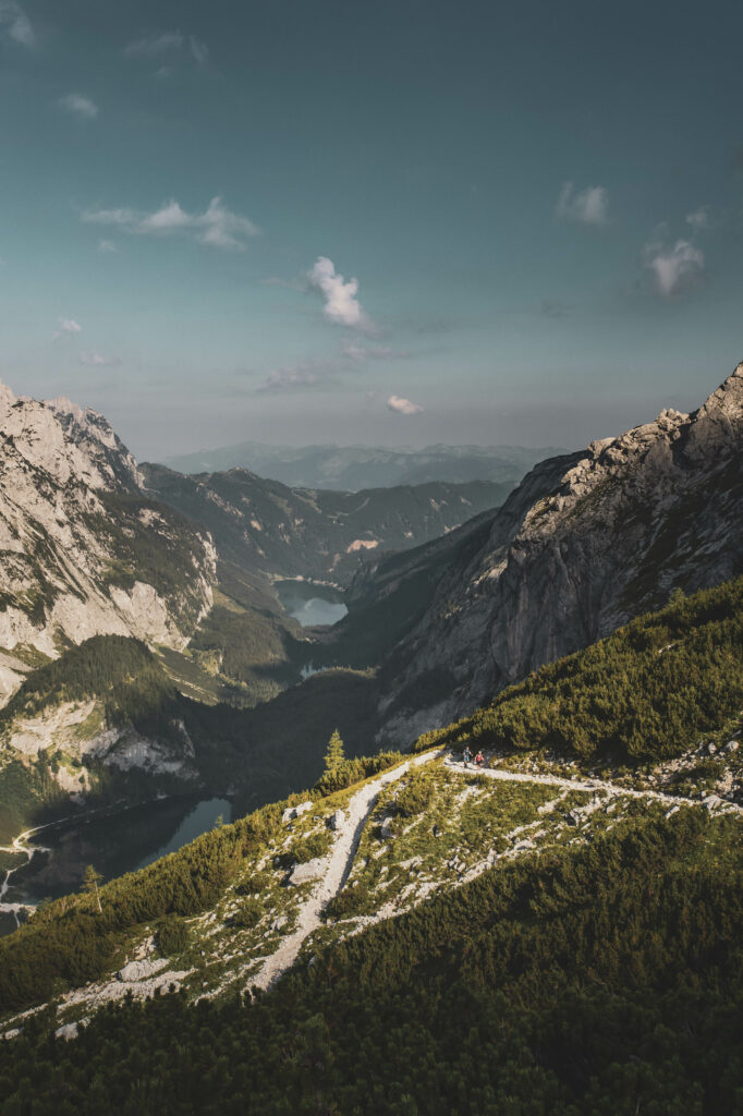 Unterwegs in der Dachsteinregion Salzkammergut. Von den Gosauseen zur Adamekhütte am Fuße des Dachsteinsteingletscher, Oberösterreich, Österreich.