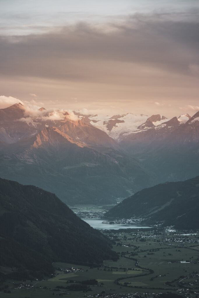 Blick auf Saalfelden, den Zeller See und Zell am See von der Peter Wiechenthaler Hütte in Saalfelden am Steinernen Meer im Pinzgau, Salzburg, Österreich