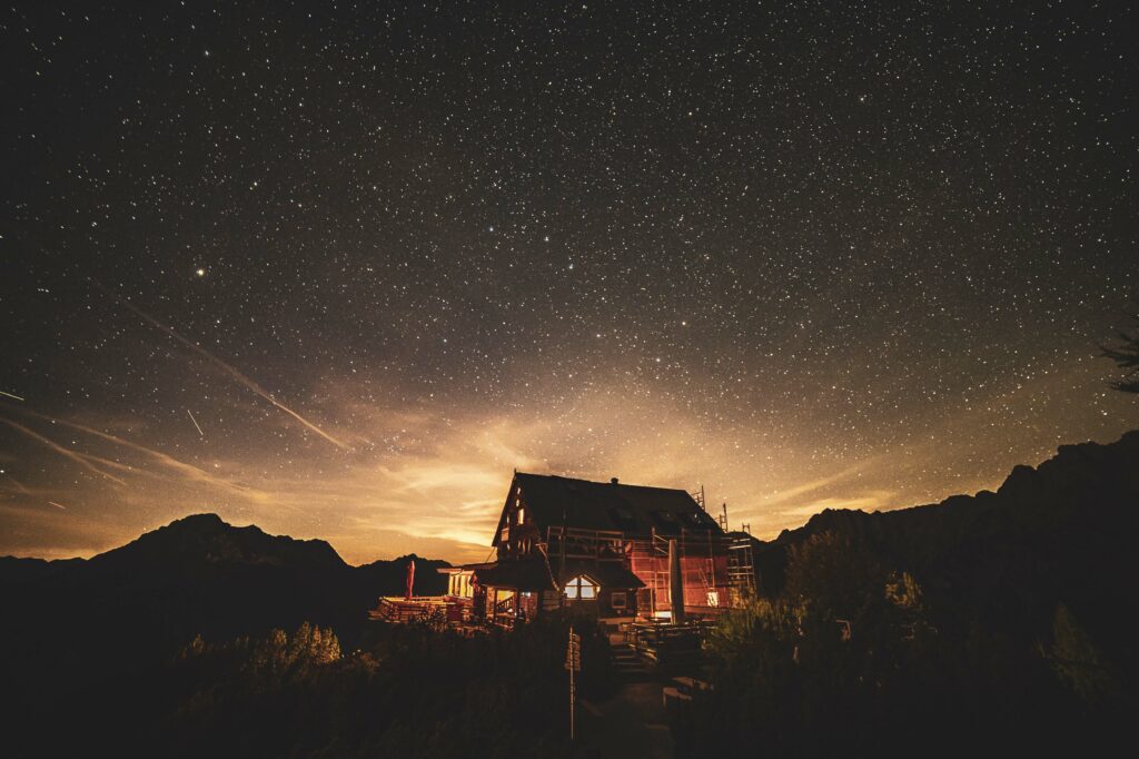 Sternenhimmel über der Peter Wiechenthaler Hütte in Saalfelden am Steinernen Meer im Pinzgau, Salzburg, Österreich