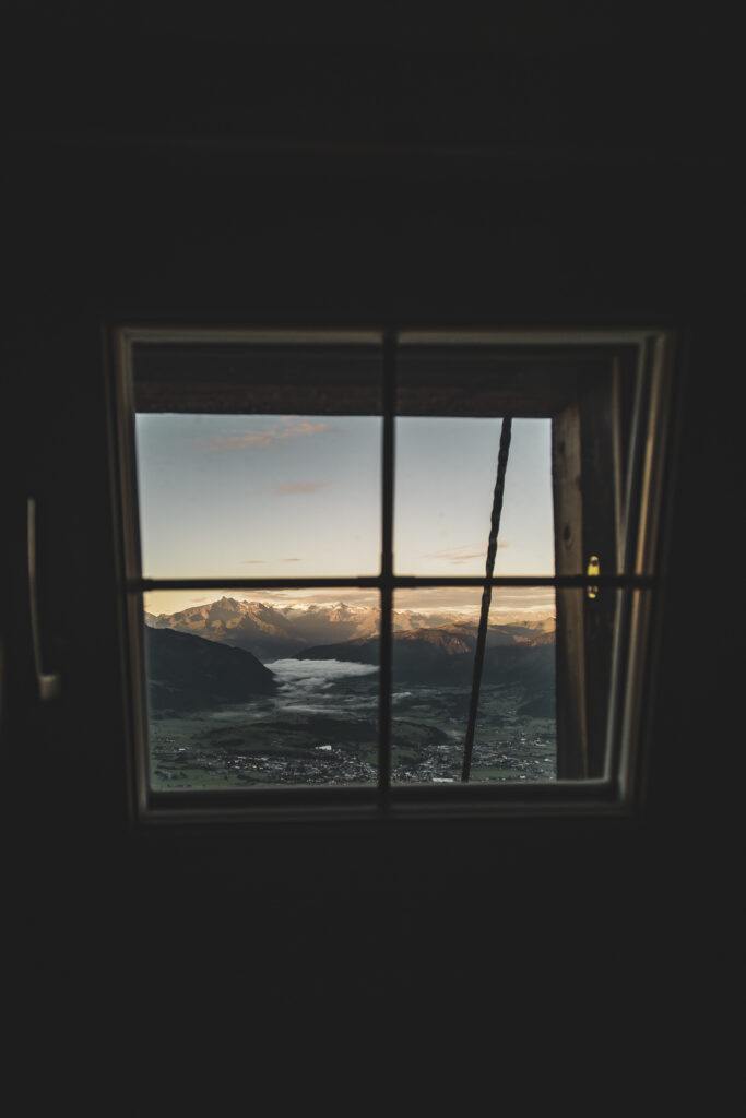 Blick auf Saalfelden, den Zeller See und Zell am See von der Peter Wiechenthaler Hütte in Saalfelden am Steinernen Meer im Pinzgau, Salzburg, Österreich