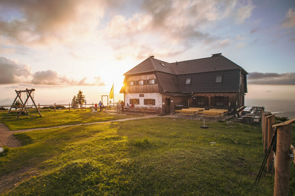 Wanderung von den Langbathseen über den Brunnkogel zum Hochleckenhaus im oberösterreichischen Salzkammergut, dem Höllengebirge, in Österreich.