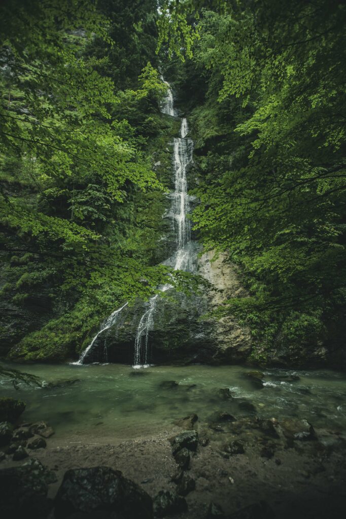 Wanderung zum Trefflingfall in Niederösterreich bei Regen und Nebel, Österreich.